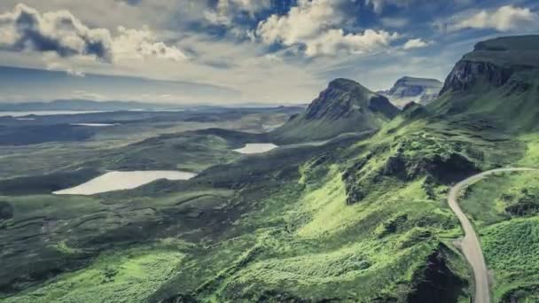 在游戏中时光倒流 4 k Quiraing，苏格兰，英国谷动态上空 — 图库视频影像