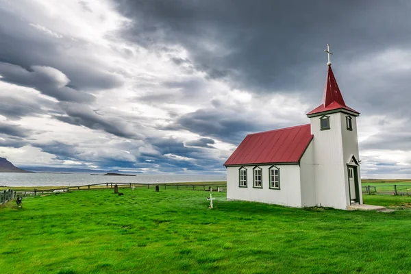 여름에 아이슬란드에서 해안에 외로운 교회 — 스톡 사진