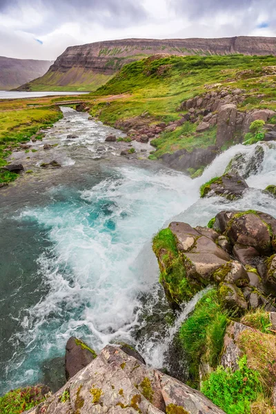 Bach führt im Sommer zu einem Wasserfall in Island — Stockfoto