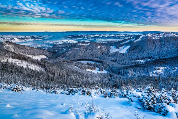 Vista de la montaña de invierno desde la cresta en Polonia — Foto de Stock