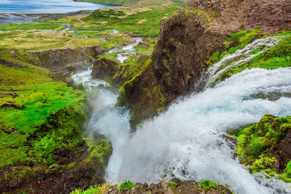 Río de cascada Dynjandi en Islandia en verano — Foto de Stock