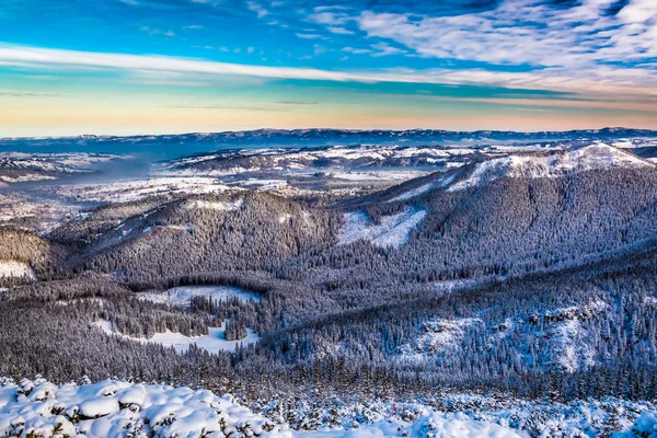 Salida del sol sobre el valle de la montaña en invierno, Polonia — Foto de Stock