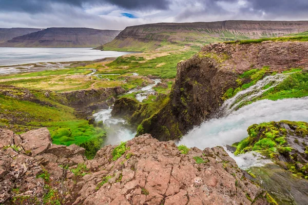 Górskie rzeki płynącej do jeziora między górami, Islandia — Zdjęcie stockowe
