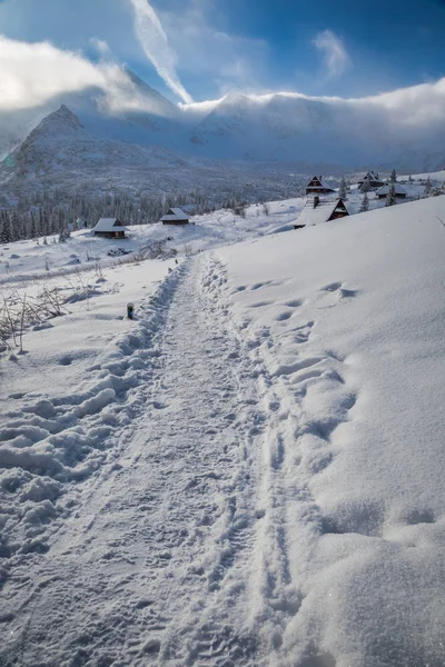 Winter trail to a warm shelter inTatras Mountains, Poland — Stock Photo, Image