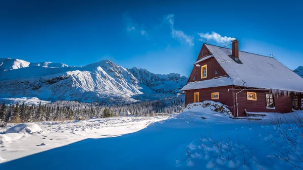 Cálido alojamiento en las frías montañas de invierno en Polonia — Foto de Stock