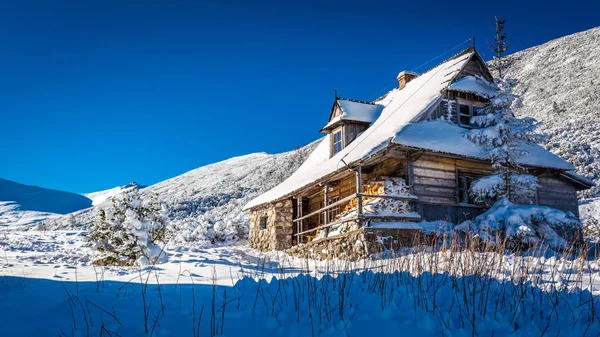 Sıcak kalacak yer bir dağ evi kışın, Polonya — Stok fotoğraf