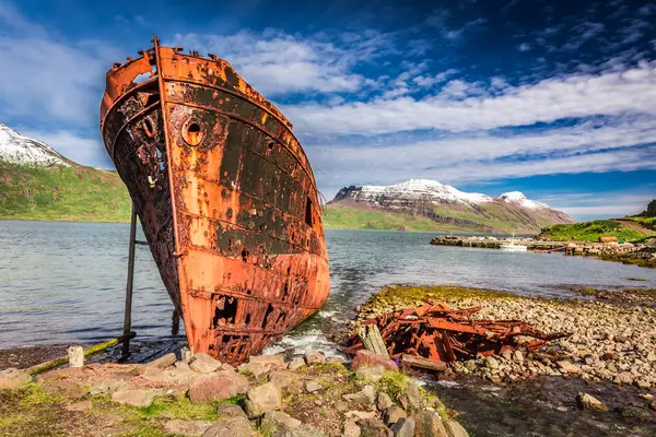 Shipwreck on the Arctic sea in Iceland in summer — Stock Photo, Image