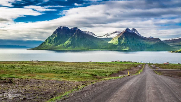 Camino de montaña que conduce a los picos en Islandia —  Fotos de Stock