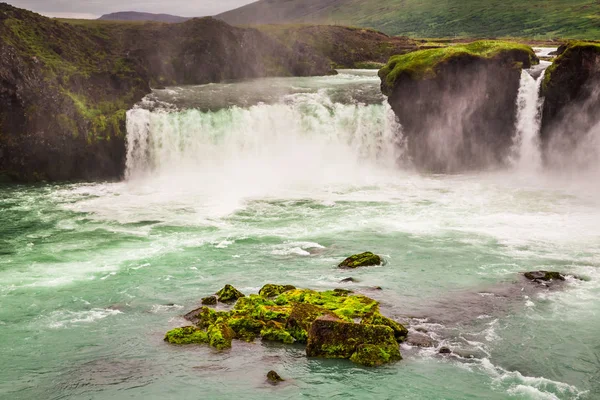 Vackra vattenfallet Goðafoss med blå vatten i sommar — Stockfoto