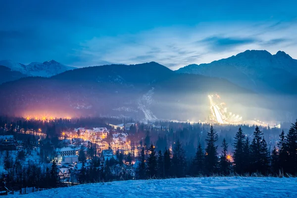Skidtävlingar i Zakopane på vintern i skymningen i Polen — Stockfoto