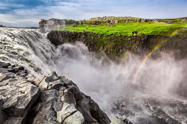 Nádherný vodopád Dettifoss na Islandu v létě — Stock fotografie