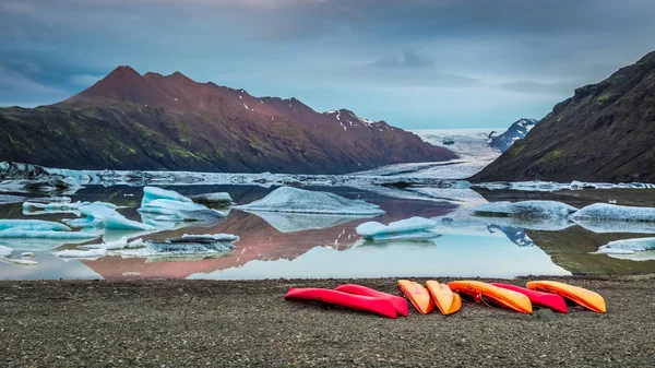 Kayaks au lac glaciaire dans les montagnes, Islande en été — Photo