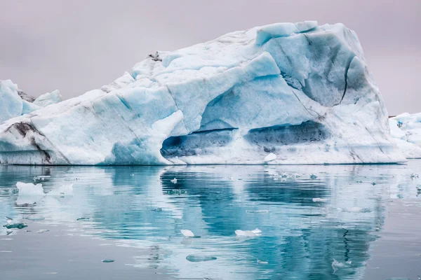Impresionantes icebergs azules flotando en el lago, Islandia —  Fotos de Stock