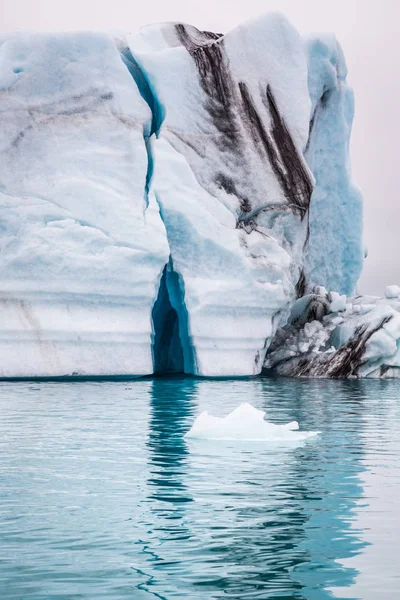 Icebergs azuis espetaculares flutuando no lago, Islândia — Fotografia de Stock