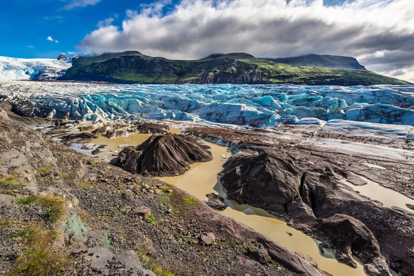 Maravilhosa geleira e montanhas na Islândia no verão — Fotografia de Stock