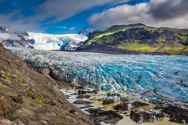 Geleira azul e montanhas verdes na Islândia no verão — Fotografia de Stock