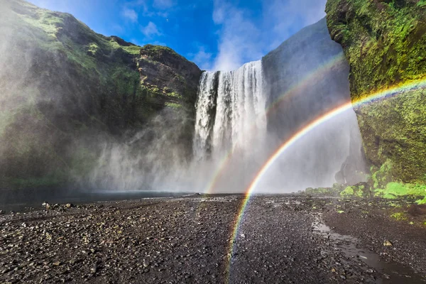 Vackra vattenfallet Skogafoss på Island i sommar — Stockfoto