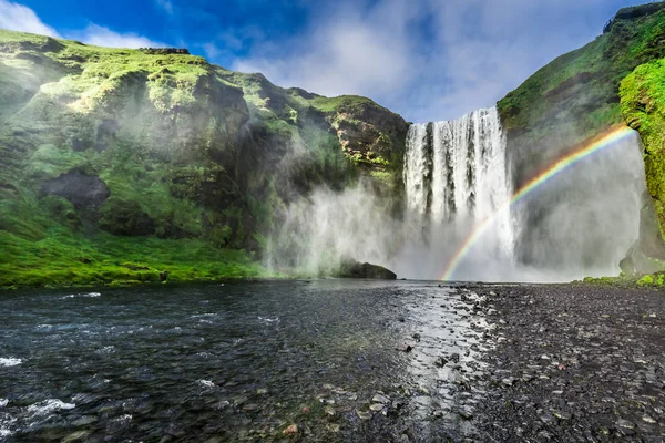 Yaz aylarında çarpıcı şelale İzlanda'daki Skogafoss — Stok fotoğraf