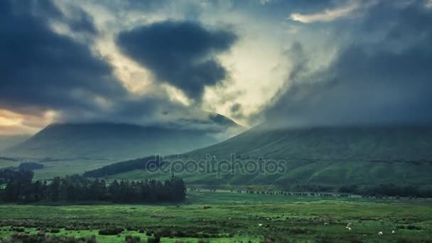 Impresionante amanecer brumoso sobre las montañas de Glencoe en Escocia, 4k, timelapse — Vídeo de stock
