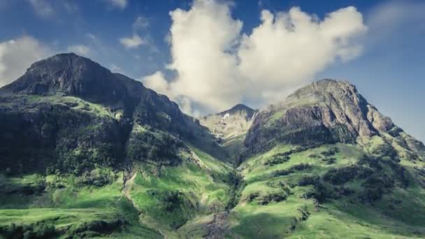 Atemberaubende Dämmerung über den grünen Bergen von Glencoe in Schottland, 4k, Zeitraffer — Stockvideo