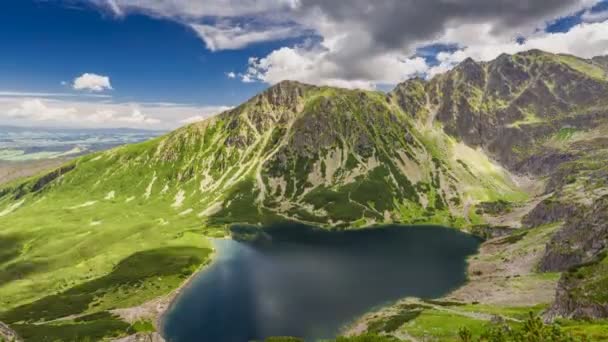 夏には、タトラ山脈、ポーランド、4 k タイムラプス チャルネイ Staw Gasienicowy 湖 — ストック動画