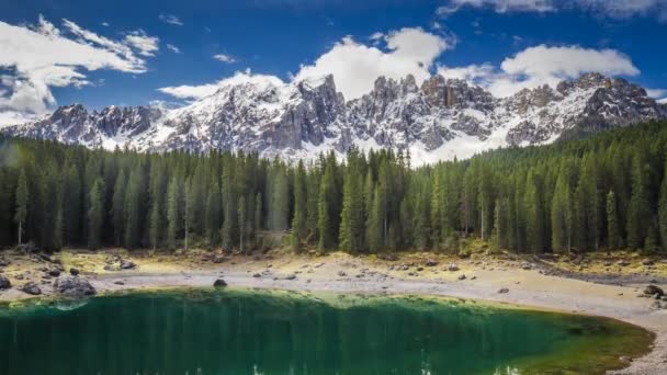 Λίμνη Carezza στους Δολομίτες άνοιξη με καταπράσινο δάσος και χιόνια στα βουνά, 4 k timelapse — Αρχείο Βίντεο
