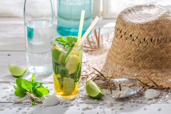 Friss, édes-savanyú italt a citrusfélék és a menta — Stock Fotó