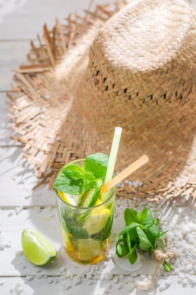 Boisson fraîche avec feuille de menthe dans la journée chaude — Photo