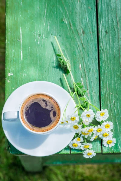 Káva na zahradě na snídani v zahradě — Stock fotografie