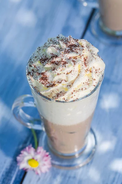 Κρύο latte το καλοκαίρι στον κήπο του sunny — Φωτογραφία Αρχείου