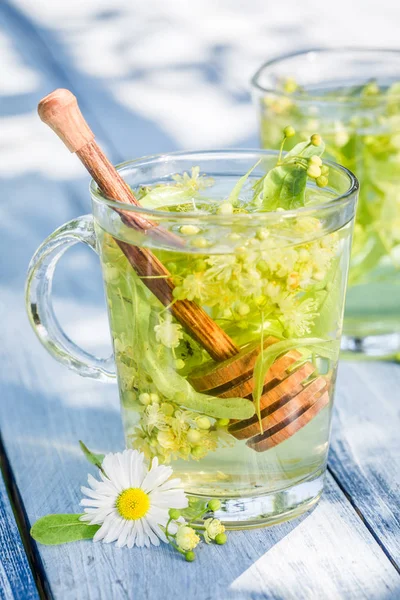Tè dolce e caldo con miele in estate — Foto Stock