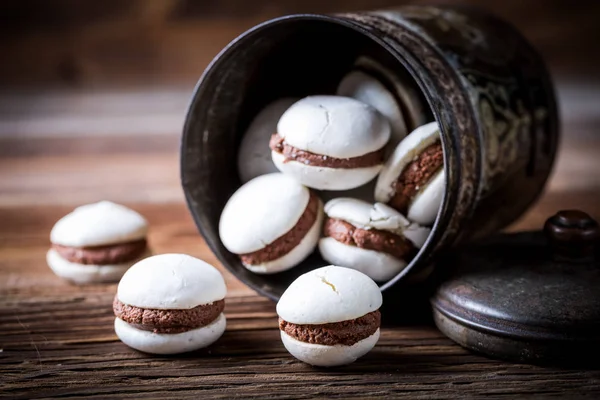 Bitterkoekjes met moer invullen op oude houten tafel — Stockfoto