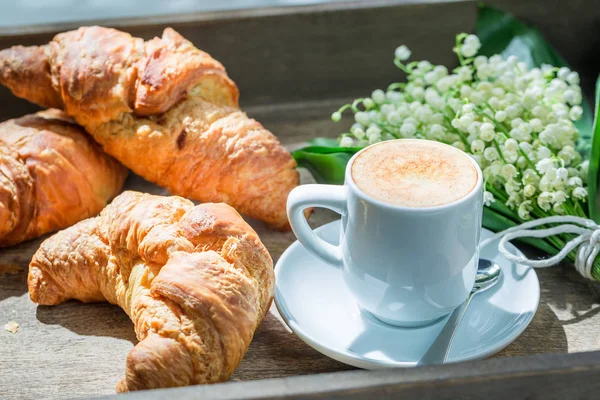 热咖啡和美味的牛角面包吧，早餐 — 图库照片