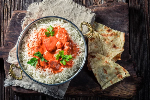 Tikka masala com arroz, frango e pão Naan — Fotografia de Stock