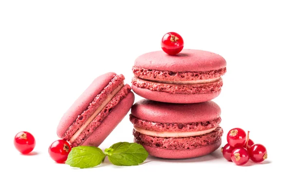 Primer plano de macarrones dulces con grosella roja sobre fondo blanco — Foto de Stock