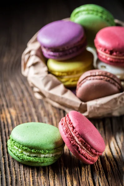 Primer plano de deliciosos macarrones para llevar en bolsa de papel — Foto de Stock