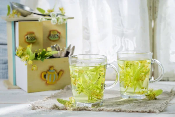 Curación de té de tilo con miel en el día de primavera —  Fotos de Stock