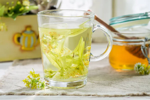 Healthy tea with honey for flu in spring day — Stock Photo, Image
