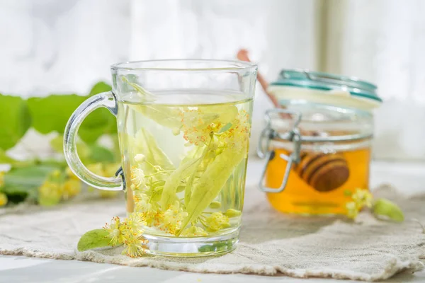 Healthy linden tea with honey in spring day — Stock Photo, Image
