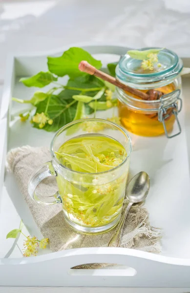 Söta linden te med honung i vårdag — Stockfoto