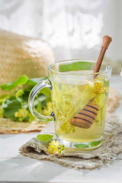 Aromatischer Lindentee mit Honig in alter Küche — Stockfoto