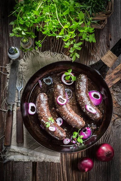 Gros plan de câlins chauds sur la casserole avec oignon — Photo