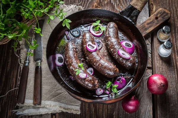 Pudim preto quente com salsa e cebola na panela — Fotografia de Stock