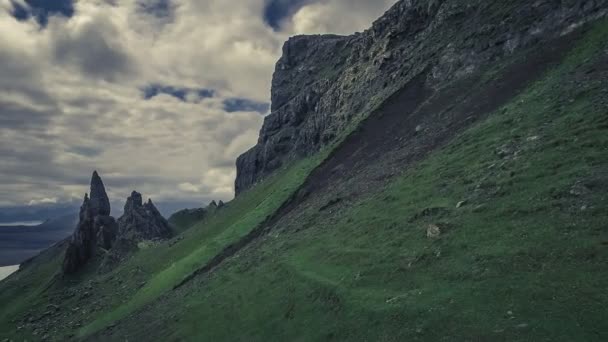 Yaşlı adam Storr İskoçya'da dağlarda dağ iz — Stok video