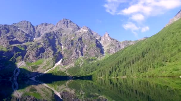 明け方、ポーランドのタトラ山脈の真ん中に湖 — ストック動画