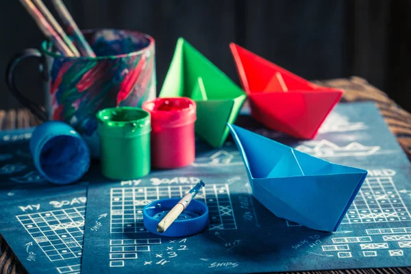 Vintage slagschip papier spel met rode en blauwe schepen — Stockfoto