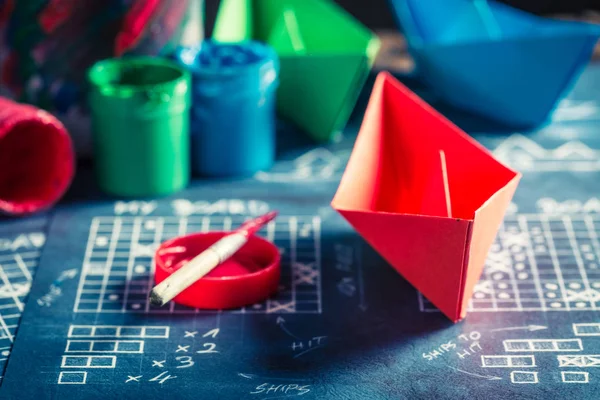 Винтажная бумажная игра на линкоре с цветными кораблями — стоковое фото