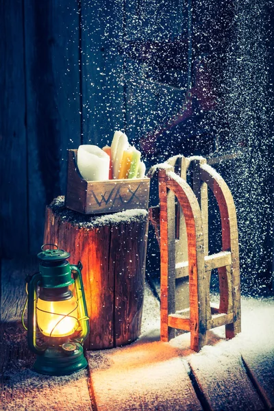 Cabana de inverno aconchegante com neve e lâmpada de óleo — Fotografia de Stock