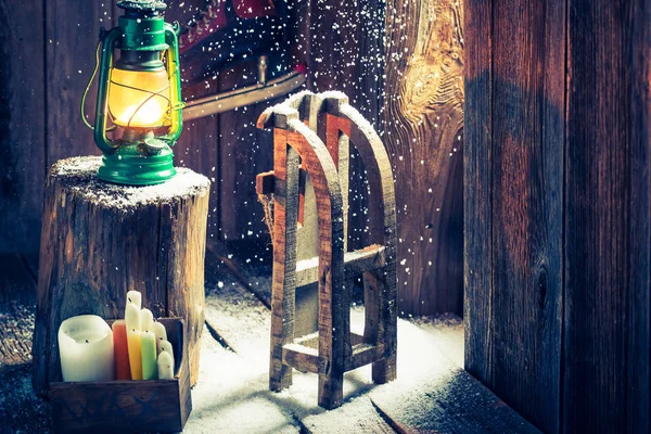 Retro winter cottage with small wooden sleigh — Stock Photo, Image