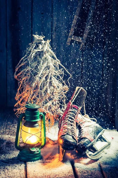 Cabaña de invierno vintage con lámpara de nieve y aceite —  Fotos de Stock